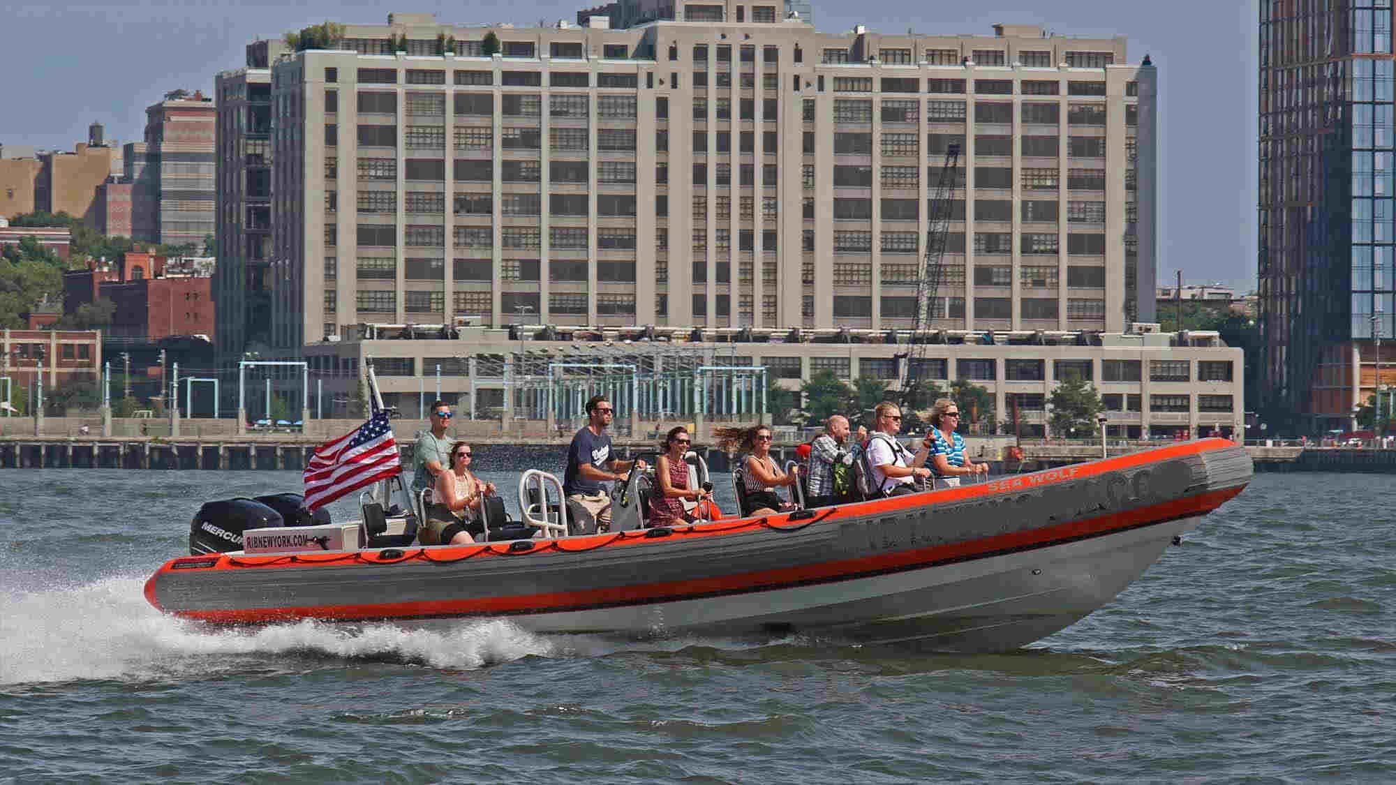 Speedboat in Manhattan 