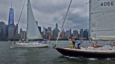 Two sailboats at the Manhattan Skyline