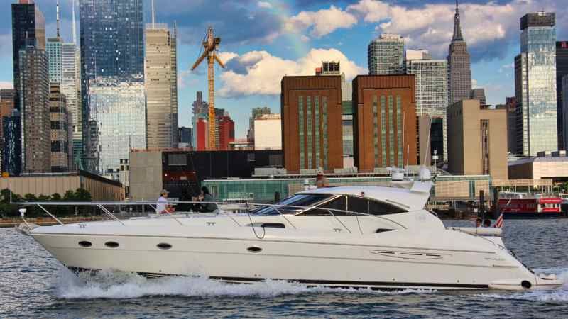 Motor Yacht PARADISE at Manhattan skyline